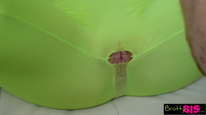 Me follo a mi hermanastra con sus spandex rotos