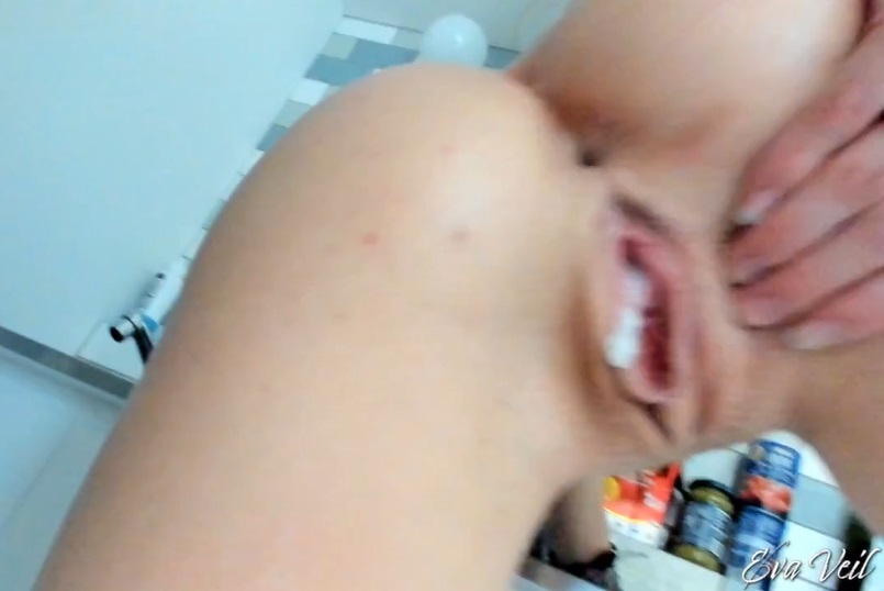 hechando un polvo en la cocina y termina con un creampie vaginal accidental
