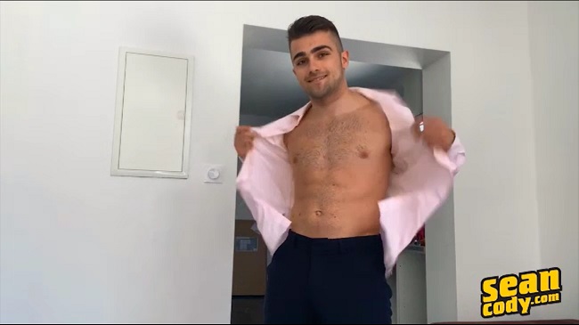 Nene coqueto se quita su varonil ropa y se masturba