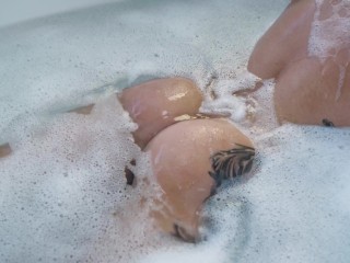 Camgirl rubia tetona y culona chupando dos enmormes dildos en el baño